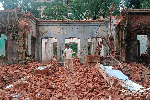 বাংলাদেশে  বিশ্ববরেণ্য চলচ্চিত্র নির্মাতা সত্যজিৎ রায়ের পৈতৃক সম্পত্তি ভেঙে ফেলার সিদ্ধান্ত পুনর্বিবেচনা করার জন্য ভারত অনুরোধ  জানিয়েছে।