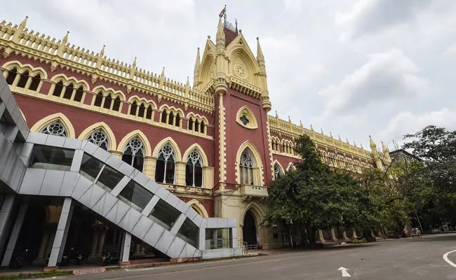 কলকাতা হাইকোর্টের ডিভিশন বেঞ্চে এসএসসির নিয়োগ বিজ্ঞপ্তি নিয়ে আজও শুনানি চলবে।