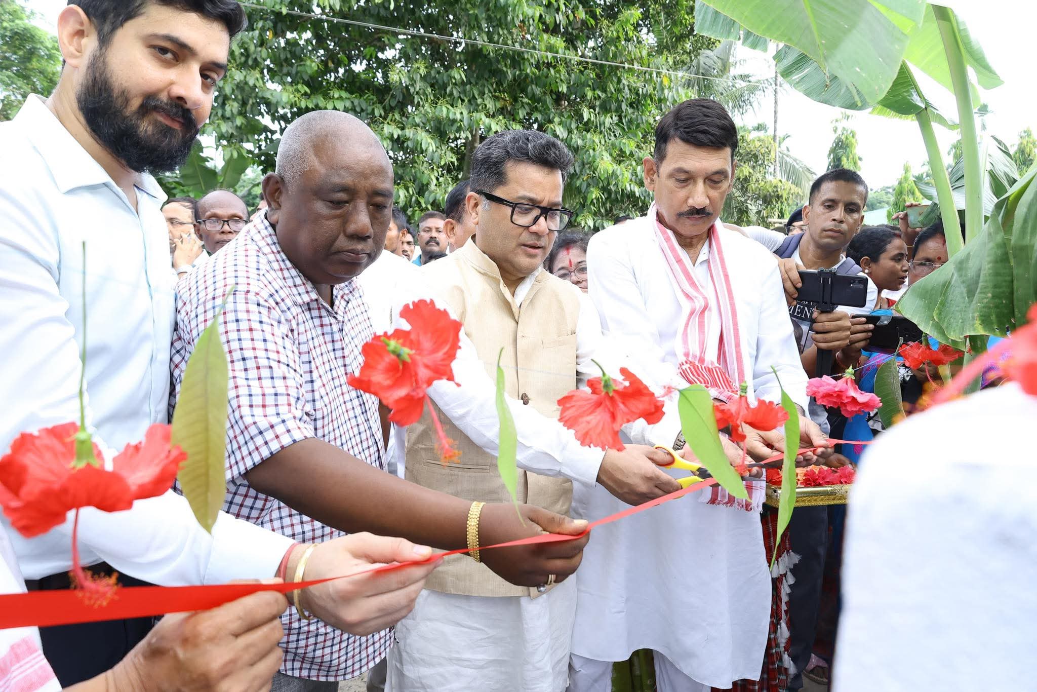 যোৰহাটৰ তিতাবৰত ৪টা পথৰ নিৰ্মাণকাৰ্যৰ শুভাৰম্ভ বৈদেশিক পৰিক্ৰমা দপ্তৰৰ ৰাজ্যমন্ত্ৰী পবিত্ৰ মাৰ্ঘেৰিটাৰ