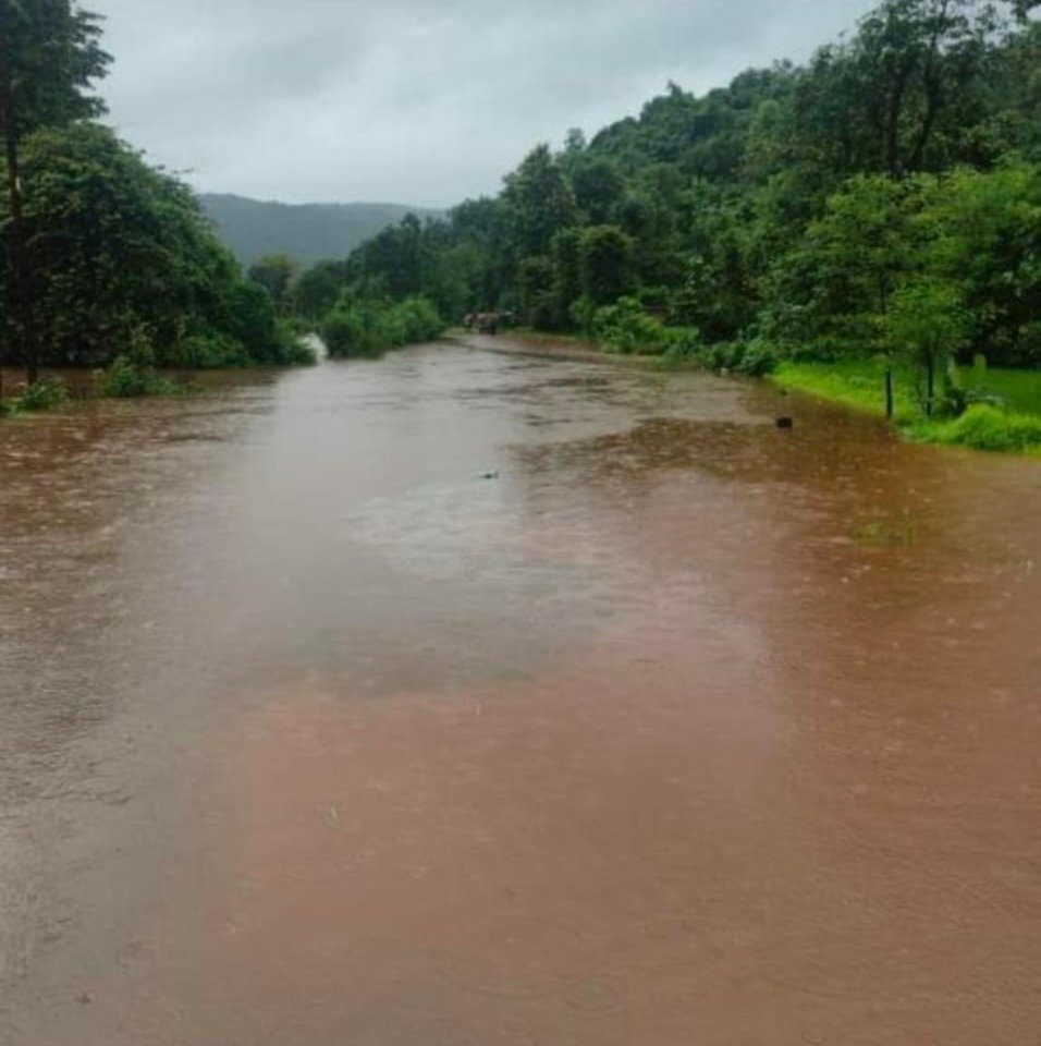 उत्तराखंड में पर्वतीय जिलों के कई इलाकों और मैदानी जिलों के कुछ स्थानों पर गरज के साथ हल्की से मध्यम बारिश होने की संभावना है