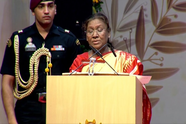 রাষ্ট্রপতি দ্রৌপদী মুর্মু বলেছেন ছাত্রছাত্রীদের তাদের মাতৃভাষায় শিক্ষা গ্রহণ করা উচিৎ কারন এতে যে কেবলমাত্র আমাদের সমৃদ্ধ ভারতীয় সংস্কৃতি রক্ষিত হবে শুধু তাই নয় বরং গভীরভাবে প্রতিষ্ঠিত ঐতিহ্যও বজায় থাকবে