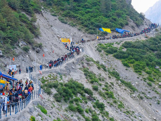 जम्मू-कश्मीर: अमरनाथ तीर्थयात्रा के शुरुआती छह दिनों में एक लाख से अधिक भक्तों ने पवित्र गुफा के दर्शन किए