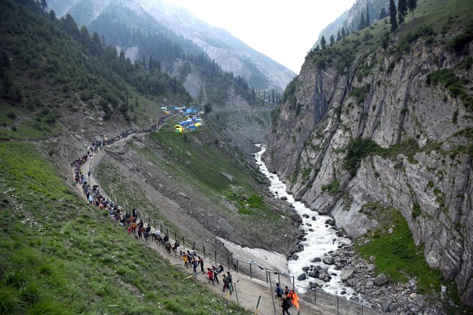 कश्मीर घाटी में रुक-रुक कर हो रही बारिश के बीच पवित्र अमरनाथ गुफा मंदिर में हज़ारों श्रद्धालु कर रहे हैं दर्शन