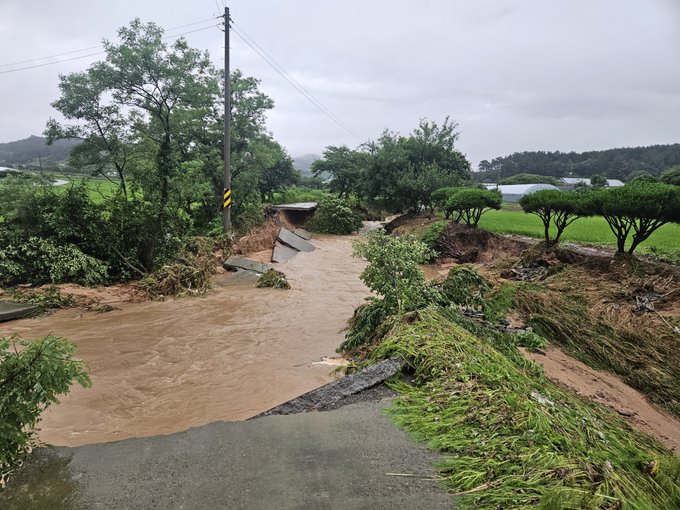 চিনের দক্ষিণ পশ্চিম ইউনান প্রদেশে গতকাল ধসের কারণে ৫ জনের মৃত্যু হয়েছে।
