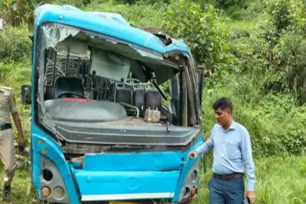 हिमाचल प्रदेश: राज्य परिवहन बस दुर्घटना में 8 लोगों की मौत, 21 घायल