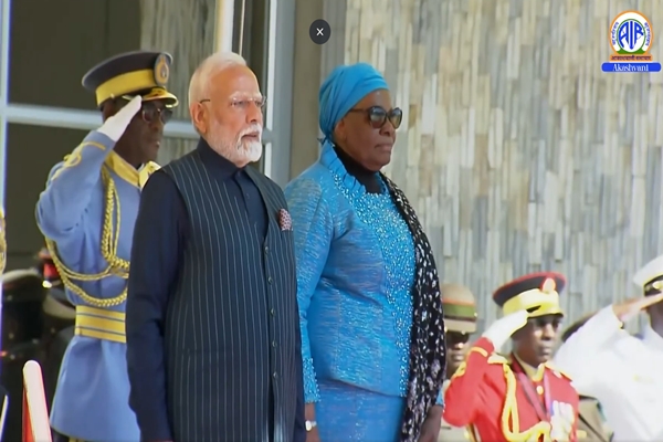 प्रधानमंत्री नरेन्‍द्र मोदी और नामीबिया की राष्‍ट्रपति नेटुम्बो नंदी-नदैतवा के बीच प्रतिनिधिमंडल स्तर की वार्ता हुई