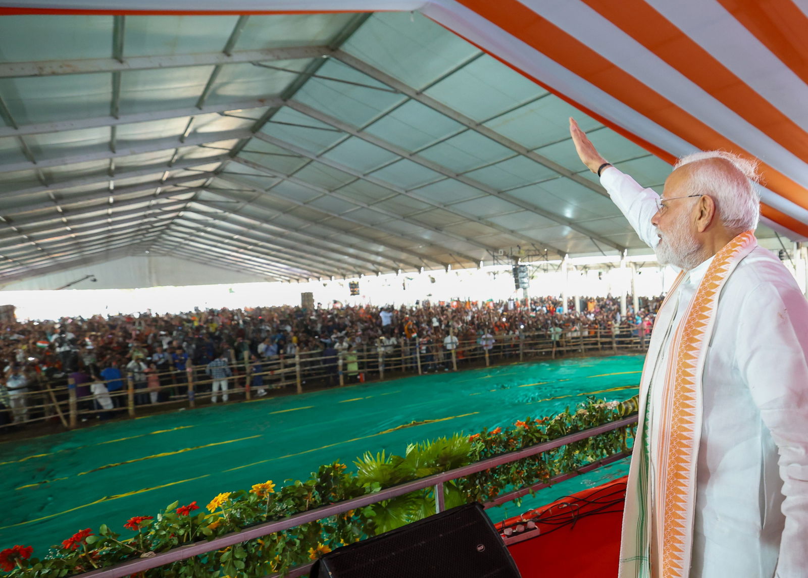 प्रधानमंत्री नरेंद्र मोदी ने बिहार और पश्चिम बंगाल में 12,600 करोड़ रुपये की कई विकास परियोजनाओं का शुभारंभ किया