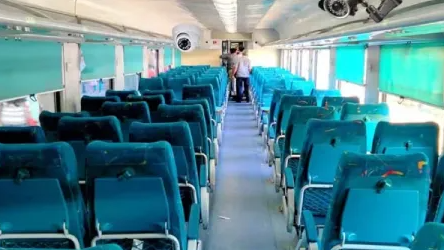रेल विभाग ने रेलगाडि़यों की सभी बोगियों में सीसीटीवी कैमरा लगाने का फैसला किया