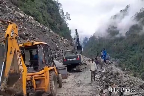 उत्तराखंड के कई हिस्सों में लगातार वर्षा के बाद आज कुछ राहत, अवरुद्ध सड़कों से मलबा हटाने के प्रयास तेज