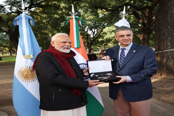 PM Modi Receives ‘Key to the City’ in Buenos Aires, Pays Homage to Mahatma Gandhi & Rabindranath Tagore