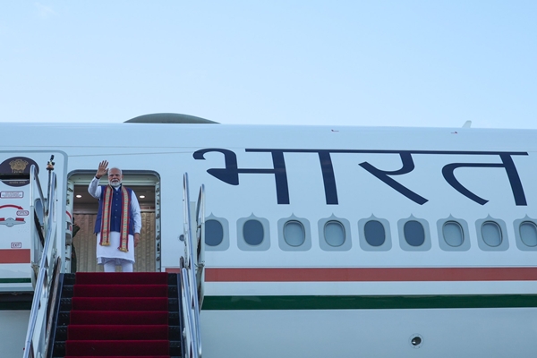 পাঁচ দেশ সফরের শেষ পর্যায়ে নামিবিয়ার রাষ্ট্রপতি নেতুম্বো নন্দী দাইতোয়ার আমন্ত্রণে, প্রধানমন্ত্রী  নরেন্দ্র মোদী আজ সেদেশের উইন্ডহকে পৌঁছবেন।