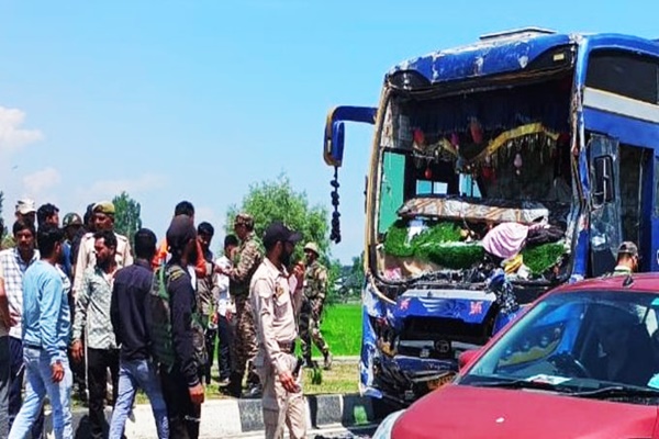 জম্মু-কাশ্মীরের কুলগাম জেলার তাচলু এলাকার কাছে আজ শ্রীনগর-জম্মু জাতীয় মহাসড়কে তিনটি বাসের সংঘর্ষে কমপক্ষে ১৭ জন অমরনাথ যাত্রী আহত হয়েছেন।