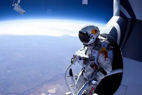 Felix Baumgartner, stratosphere skydiver, dies in paragliding crash at 56
