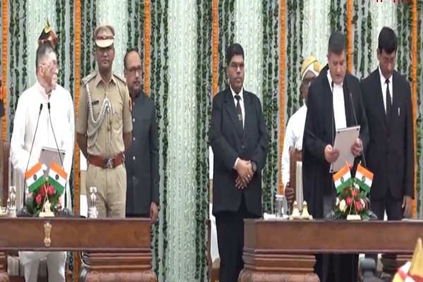 न्यायमूर्ति तरलोक सिंह चौहान ने झारखंड उच्च न्यायालय के 17वें मुख्य न्यायाधीश के रूप में शपथ ली