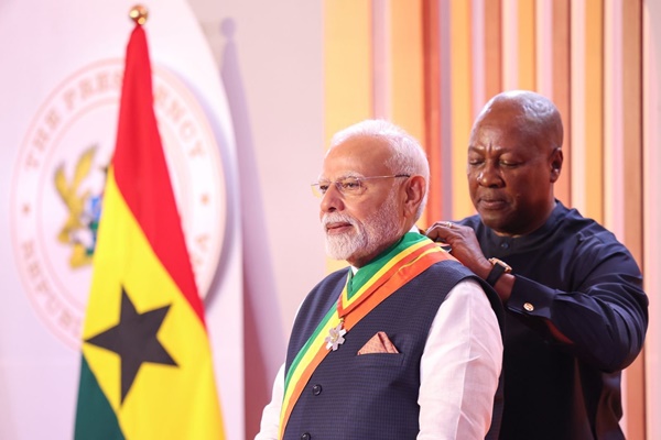 রাষ্ট্রপতি মাহামা প্রধানমন্ত্রী মোদীকে বিশিষ্ট রাজনীতিবিদ এবং আন্তর্জাতিক স্তরে প্রভাবশালী নেতৃত্বের স্বীকৃতি স্বরূপ ঘানার জাতীয় সম্মান – ‘অফিসার অফ দি অর্ডার অফ দ্য ষ্টার অফ ঘানা ‘-এ ভূষিত করেছেন।