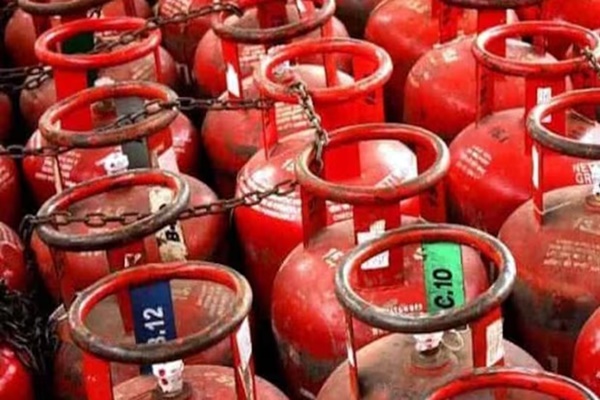دلّی میں 19 کلوگرام کے کمرشیلLPG  سلینڈر کی قیمت 58 روپے 50 پیسے کم ہوگئی ہے۔