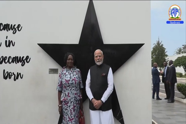 प्रधानमंत्री नरेन्‍द्र मोदी ने आज घाना की उपराष्ट्रपति जेन नाना ओपोकू-अग्येमांग के साथ अकरा में क्वामे नक्रूमा मेमोरियल पार्क का दौरा किया