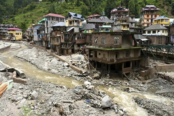 مرکز نے سیلاب اور مٹی کے تودے گرنے کے واقعات سے متاثر ریاستوں کیلئے ایک ہزار کروڑ روپئے سے زیادہ جاری کئے جانے کو منظوری دی ہے