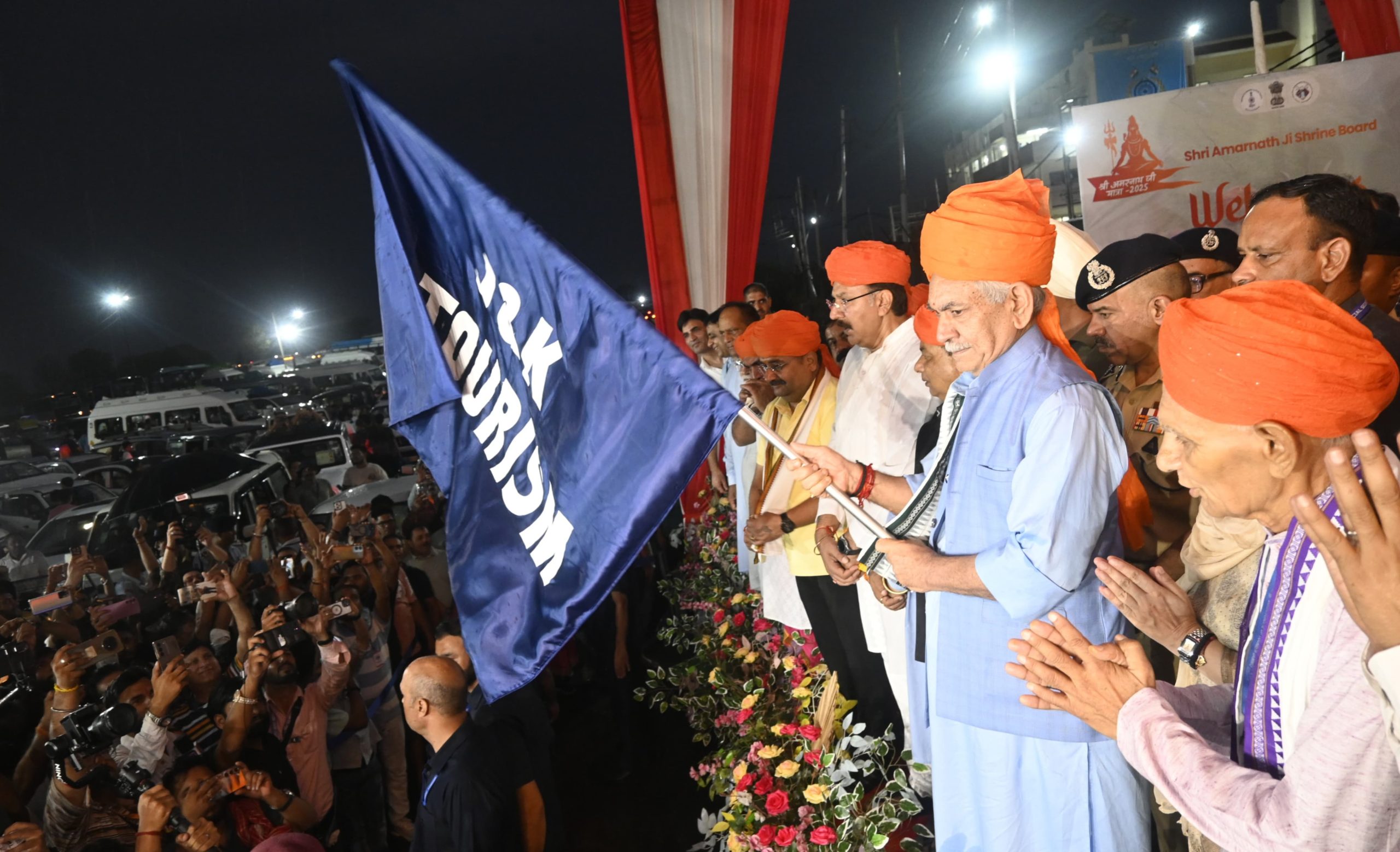 जम्मू-कश्मीर के उपराज्यपाल मनोज सिन्हा ने अमरनाथ यात्रा के पहले जत्थे को दिखाई हरी झण्डी
