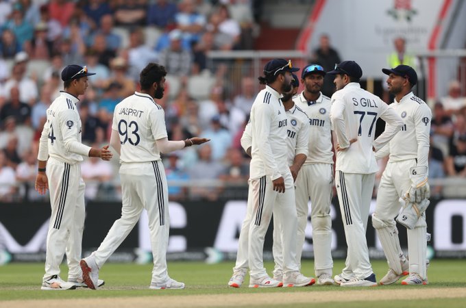 ম্যানচেস্টারের ওল্ড ট্র্যাফরডে অ্যান্ডারসন তেন্ডুলকর ট্রফির চতুর্থ টেস্টে ইংল্যান্ড আজ ৭ উইকেটে ৫৪৪ রান হাতে নিয়ে চতুর্থ দিনের খেলা শুরু করবে