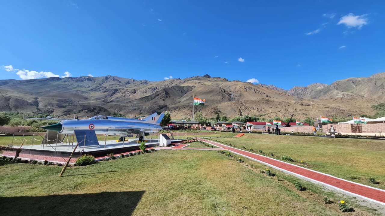 लद्दाख: 26वें करगिल विजय दिवस के उपलक्ष्य में द्रास के लामोचन व्यू पॉइंट पर भव्य कार्यक्रम का आयोजन किया गया