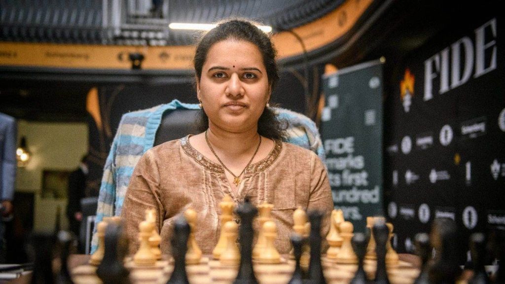 شطرنج میں، Koneru Humpy نے FIDE خواتین عالمی کپ کے سیمی فائنل میں پہنچنے والی پہلی بھارتی خاتون بن کر تاریخ رقم کی ہے۔