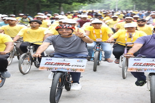 Union Minister Mansukh Mandaviya leads ‘Fit India Sundays on Cycle’ campaign at BHU, Varanasi