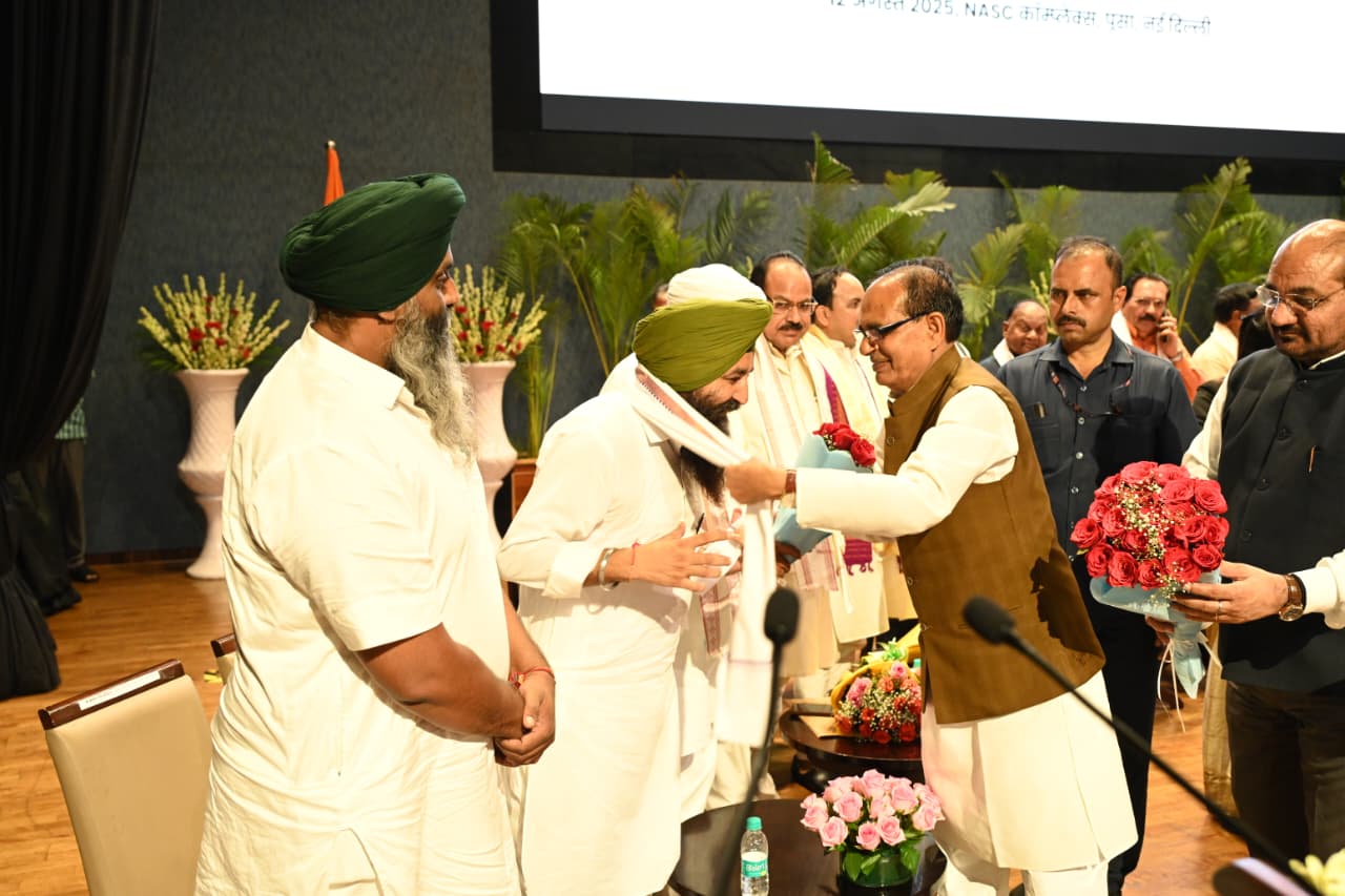 বিদেশী চাপ সত্ত্বেও কৃষকদের স্বার্থরক্ষায় বাণিজ্য চুক্তি নিয়ে সরকারের সাহসী সিদ্ধান্তের জন্য প্রধানমন্ত্রী নরেন্দ্র মোদীকে ধন্যবাদ জানিয়েছেন দেশের বিভিন্ন প্রান্তের কৃষকরা