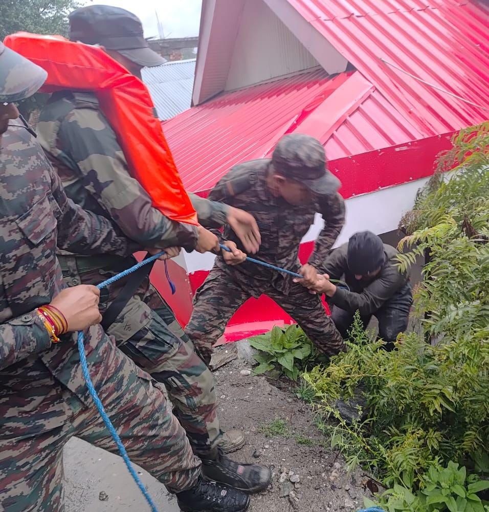 উত্তরাখন্ডে উত্তরকাশির ধারালি জেলায় গতকালের মেঘ ভাঙ্গা বৃষ্টি ও হড়পা বানে ক্ষতিগ্রস্ত এলাকায় যুদ্ধকালীন তত্পরতায় ত্রাণ ও উদ্ধারের কাজ চলেছে।