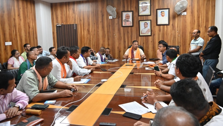 প্রধানমন্ত্ৰীৰ উপস্থিতিত ৰাজ্যৰ বিভিন্ন জিলাৰ ১১ হাজাৰ শিল্পীয়ে গুৱাহাটীৰ সৰুসজাইত বড়ো জনগোষ্ঠীৰ বাগুৰুম্বা পৰিবেশন কৰিব