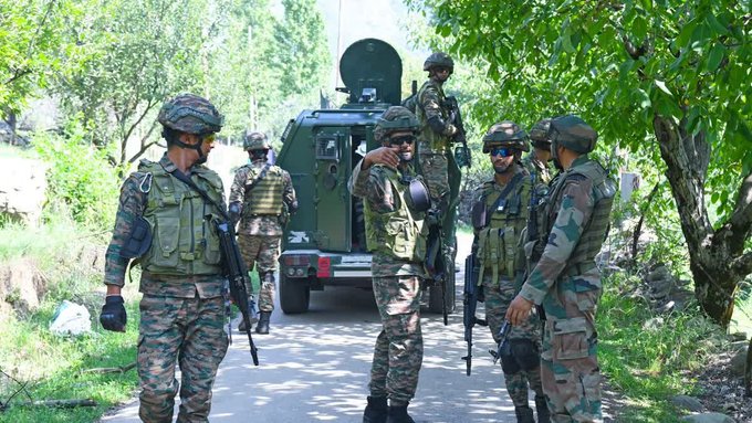 जम्मू काश्मीरमधे सुरक्षा दलांसोबत झालेल्या चकमकीत तीन दहशतवादी ठार