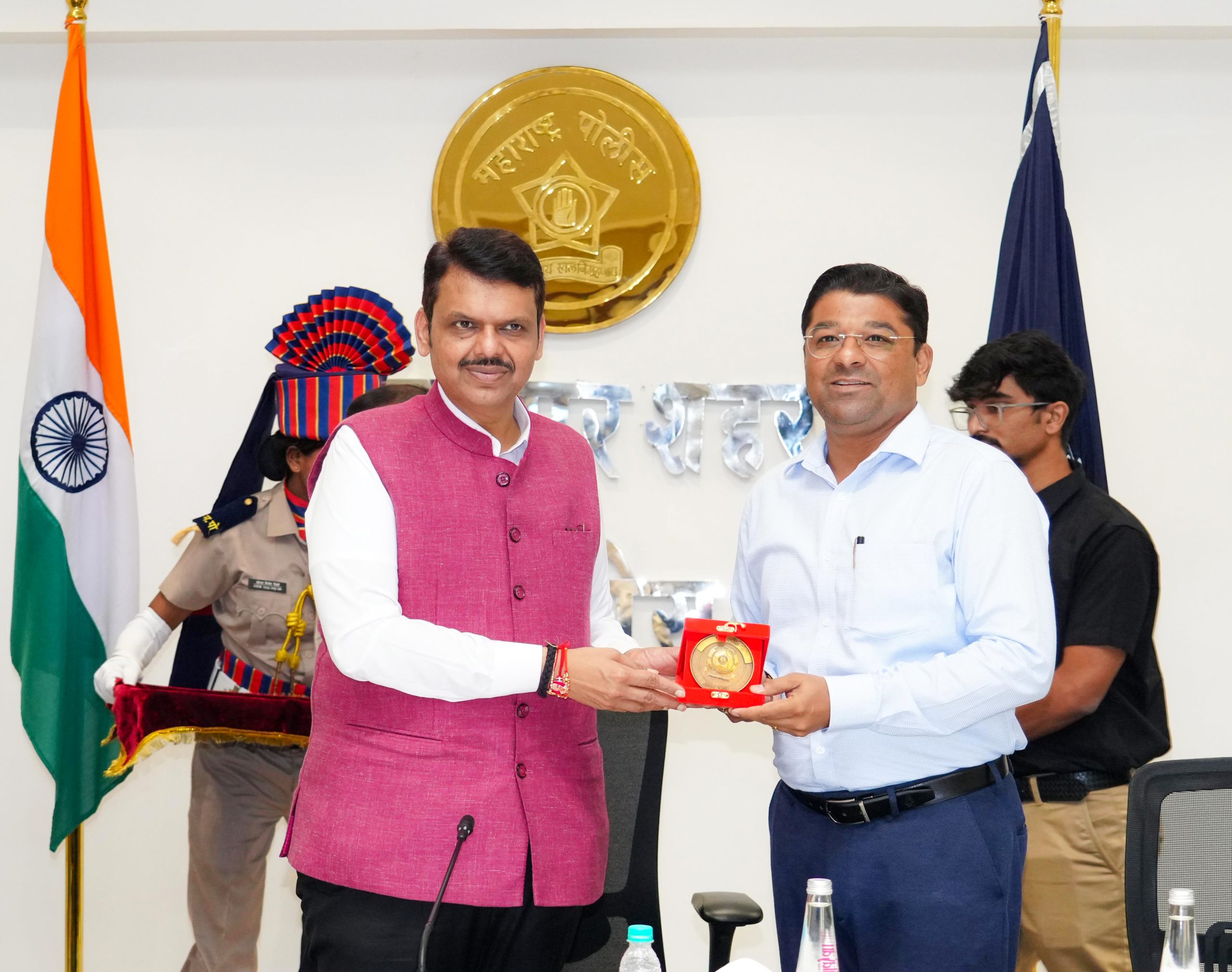 महाराष्ट्र सरकार ने राजा राममोहन राय पुस्तकालय प्रतिष्ठान निधि योजना के अंतर्गत राज्य को एक किताबों की अलमारी देने का निर्णय लिया