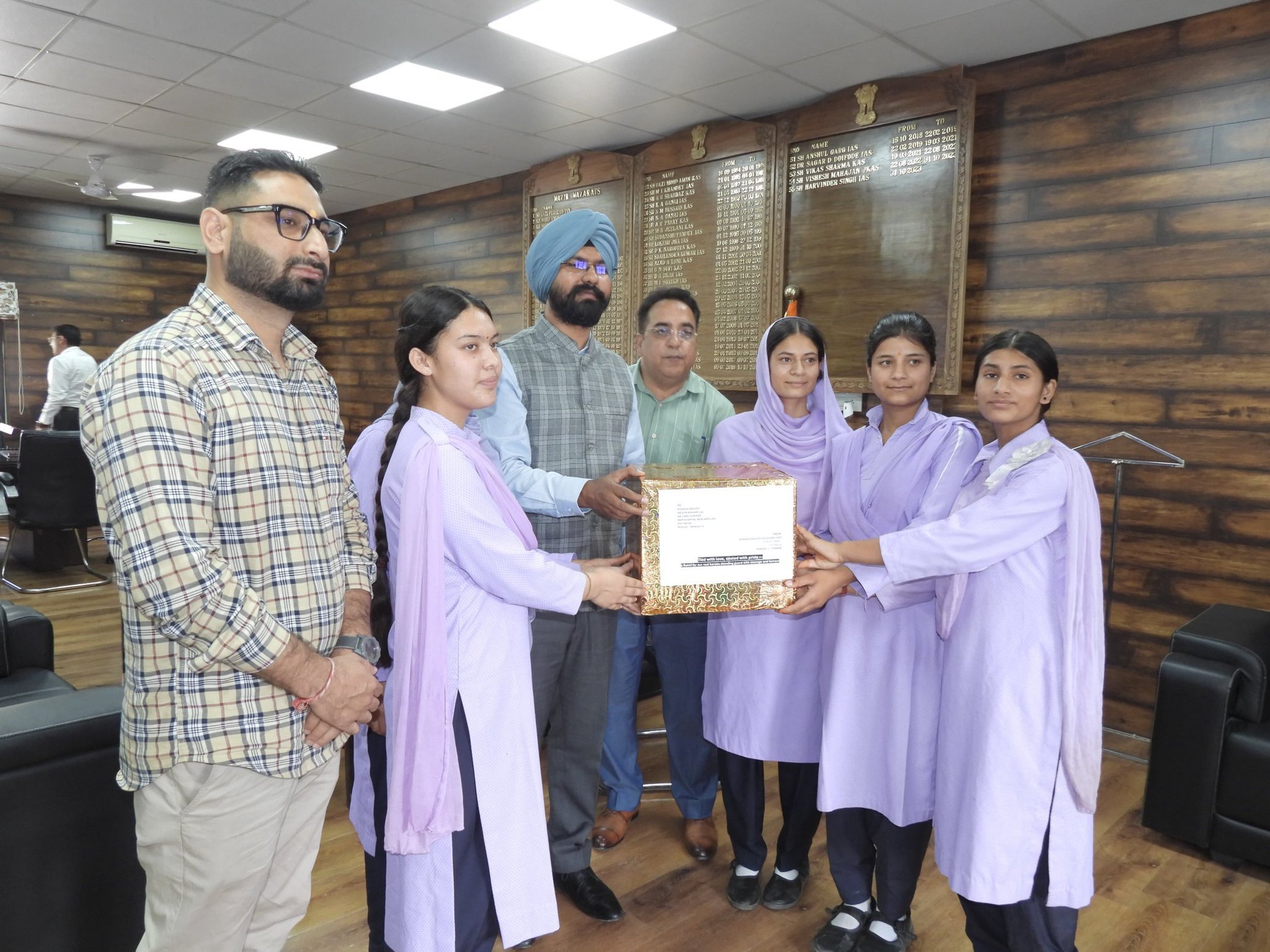 J&K Students Send 3,000 Handmade Rakhis to Soldiers in Ladakh Under Har Ghar Tiranga Campaign