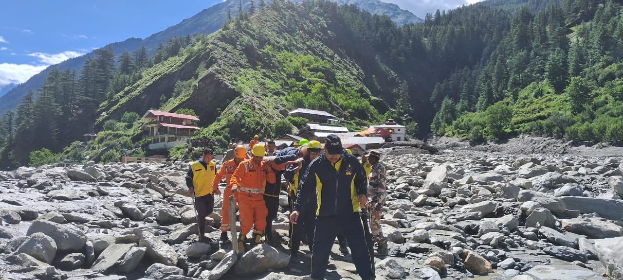 उत्‍तराखंड: उत्‍तरकाशी जिले के आपदाग्रस्‍त धराली क्षेत्र में राहत और बचाव कार्य जोर-शोर से जारी