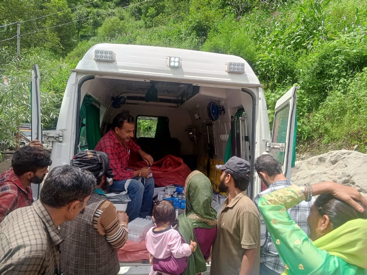 जम्मू-कश्मीर: रामबन में “हॉस्पिटल ऑन व्हील्स” से दूरदराज इलाकों तक पहुंच रही स्वास्थ्य सेवाएं