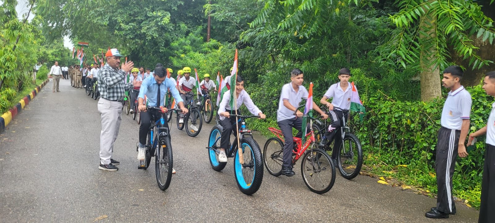 हर घर तिरंगा अभियान: कठुआ में स्वतंत्रता दिवस से पहले निकाली गई विशाल साइकिल रैली