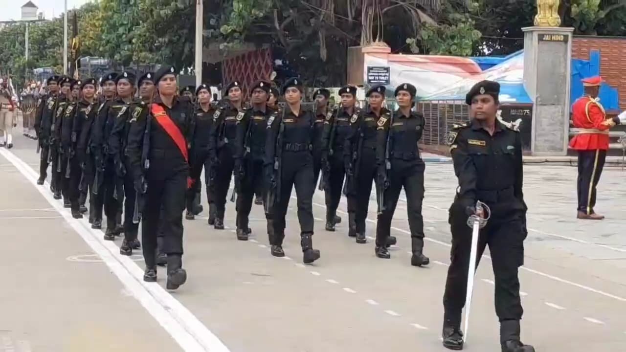 पुद्दुचेरी में महात्मा गांधी की प्रतिमा के सामने अंतिम परेड रिहर्सल का आयोजन