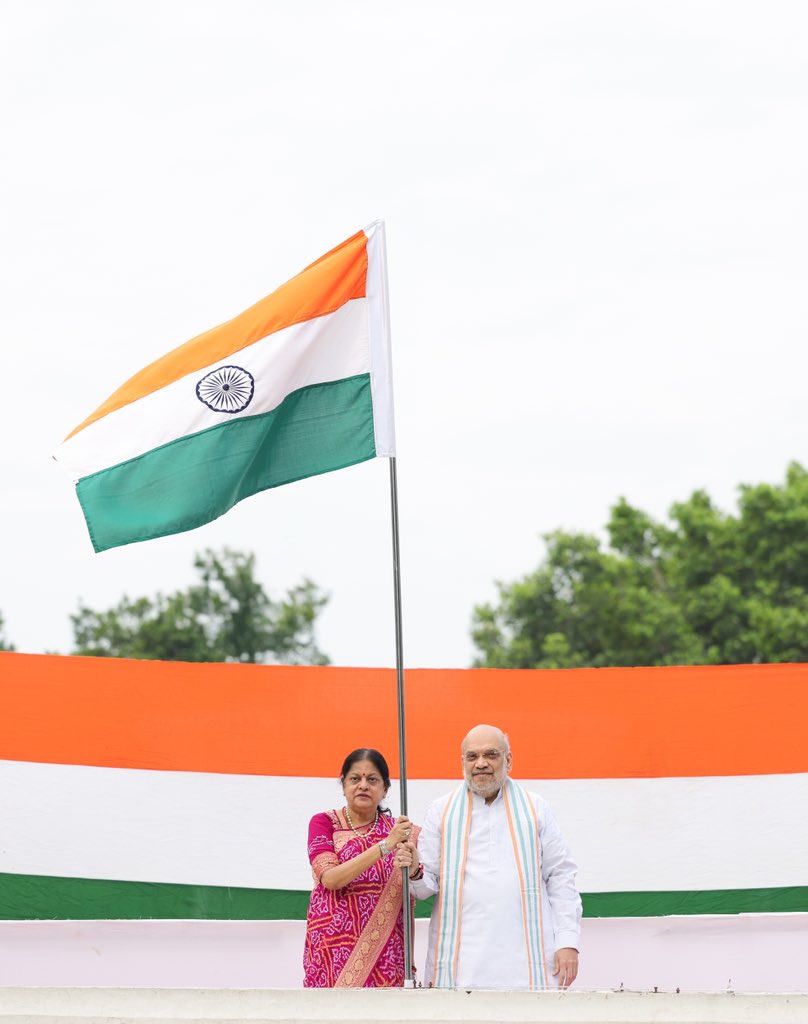 गृह मंत्री अमित शाह ने अपने आवास पर हर घर तिरंगा अभियान के तहत फहराया राष्ट्रीय ध्वज