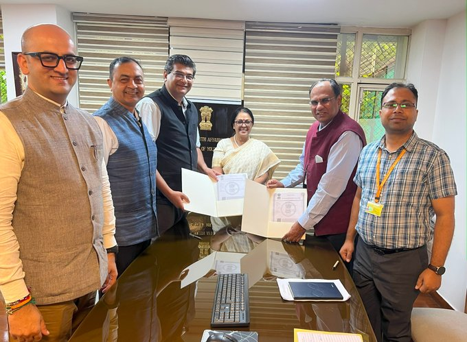 যুব মন্ত্রকের অধীনস্ত ‘মাই ভারত’ মঞ্চের তরফে আজ ‘স্কুল অফ আল্টিমেট লিডারশিপ ফাউন্ডেশন’-এর সাথে জ্ঞান বিনিময়, সক্ষমতা বৃদ্ধি এবং যুব নেতৃত্ব উন্নয়নে সহযোগিতার জন্য একটি সমঝোতা স্মারক ‘MoU’ স্বাক্ষর করেছে।