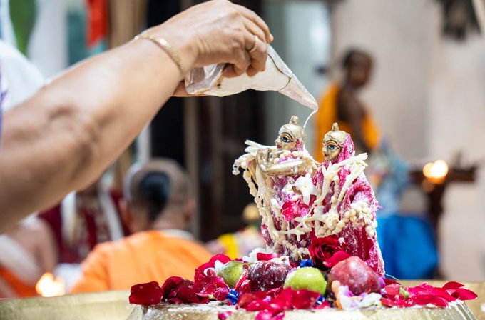 गुजरात: श्रीकृष्‍ण जन्माष्टमी का त्यौहार श्रद्धा और धार्मिक उल्‍लास के साथ मनाया जा रहा, सभी कृष्‍ण मंदिरों में श्रद्धालु दर्शन-पूजन के लिए पहुंच रहे