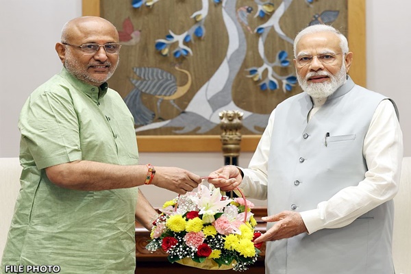 PM Modi Introduces NDA VP Candidate C.P. Radhakrishnan, Urges Unanimous Support from MPs
