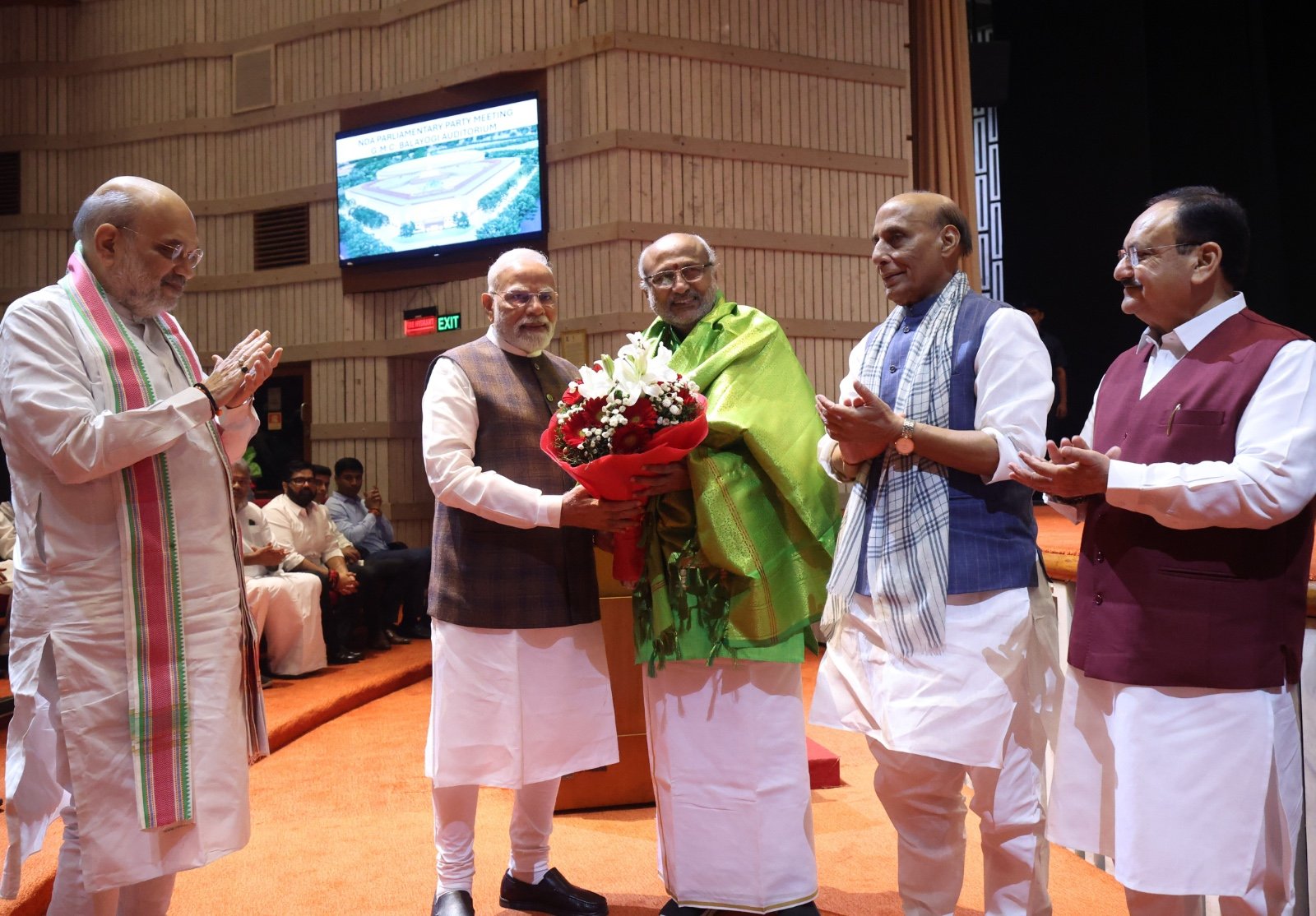 प्रधानमंत्री नरेन्द्र मोदी ने एनडीए संसदीय दल की बैठक में सी. पी. राधाकृष्णन का परिचय कराया और सर्वसम्मति से समर्थन की अपील की