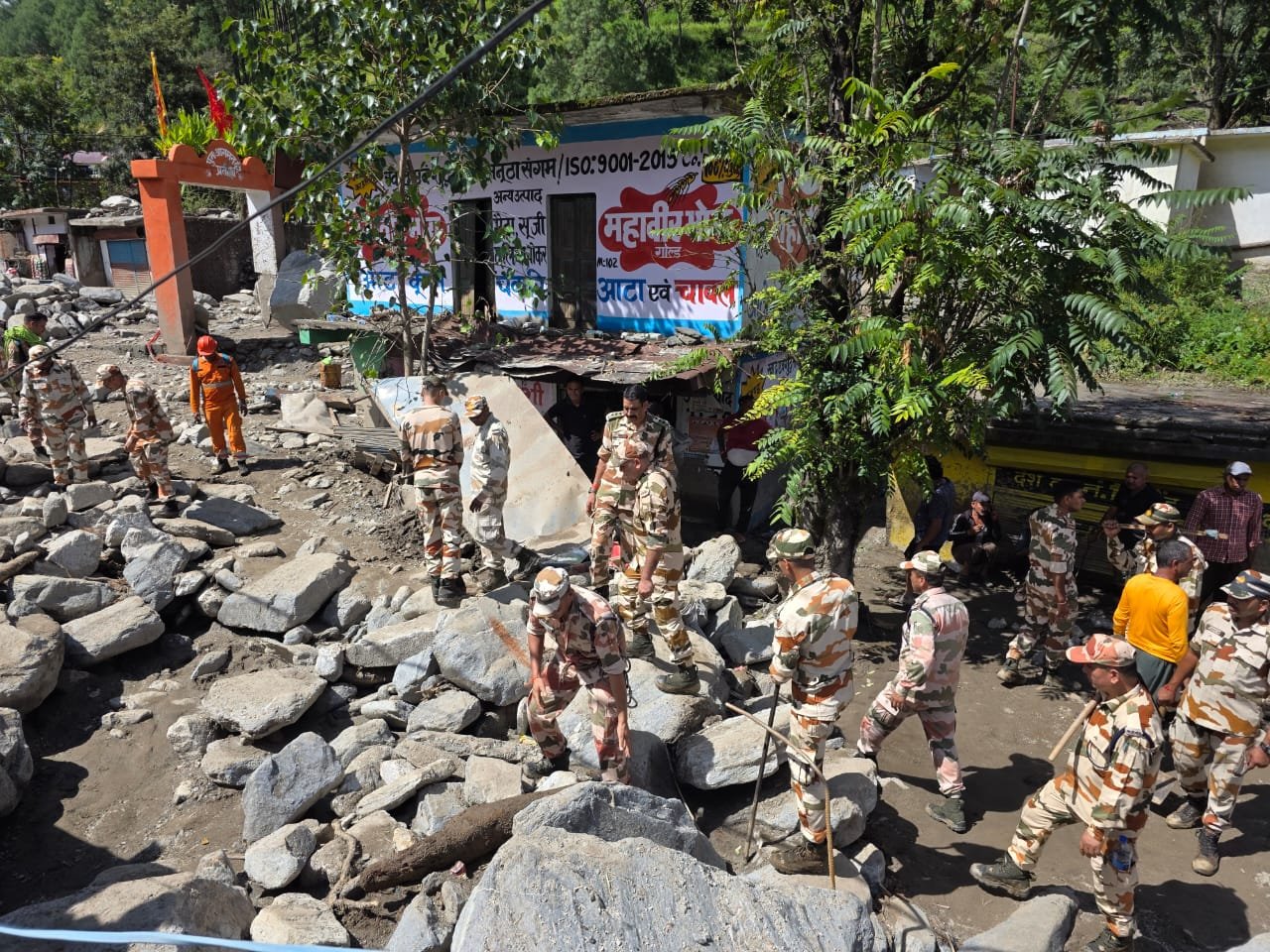 उत्तराखंड के चमोली जिले के आपदा प्रभावित थराली में युद्धस्तर पर राहत और बचाव कार्य जारी