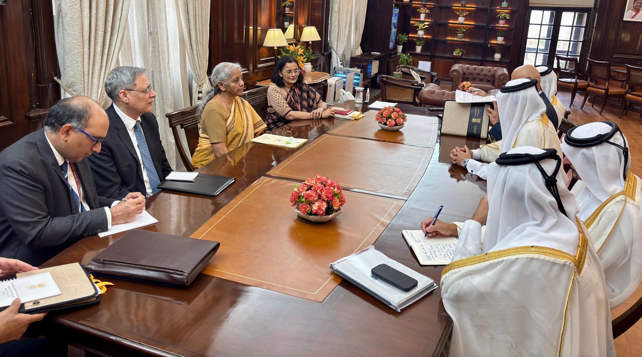 কেন্দ্রীয় অর্থমন্ত্রী নির্মলা সীতারমণ আজ নতুন দিল্লিতে কাতারের বৈদেশিক বাণিজ্য প্রতিমন্ত্রী ডঃ আহমেদ বিন মোহাম্মদ আল-সাইদের সাথে দেখা করেছেন।