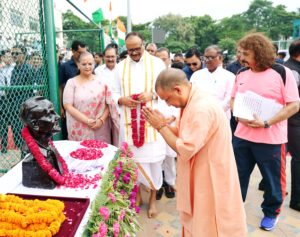 राष्ट्रीय खेल दिवस के अवसर पर मुख्यमंत्री योगी आदित्यनाथ ने लखनऊ में मेजर ध्यानचंद को भावभीनी श्रद्धांजलि अर्पित की
