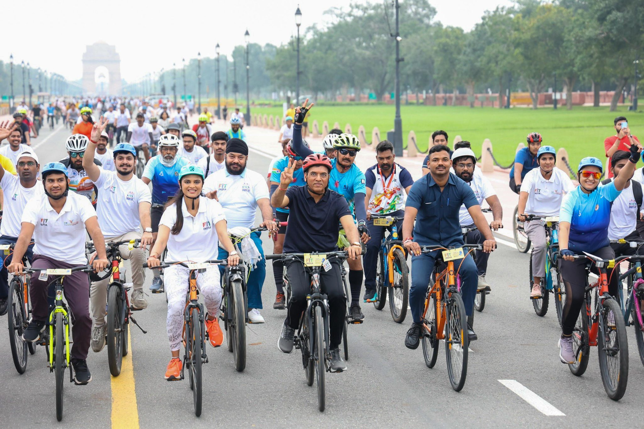 केंद्रीय खेल मंत्री डॉ. मनसुख मांडविया ने नई दिल्ली में फिट इंडिया संडे ऑन साइकिल के अवसर पर साइकिल रैली में लिया भाग