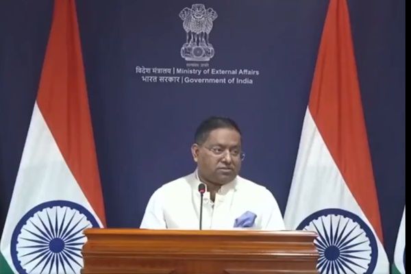 পাকিস্তান যেভাবে অবিবেচকের মতো যুদ্ধের জিগির তুলছে এবং ঘৃণ্য মন্তব্য করছে সেজন্য তাদের অত্যন্ত বেদনাদায়ক ফল ভোগ করতে হবে এবং সাম্প্রতিককালে এর প্রমাণও তারা পেয়েছে বলে ভারত জানিয়েছে