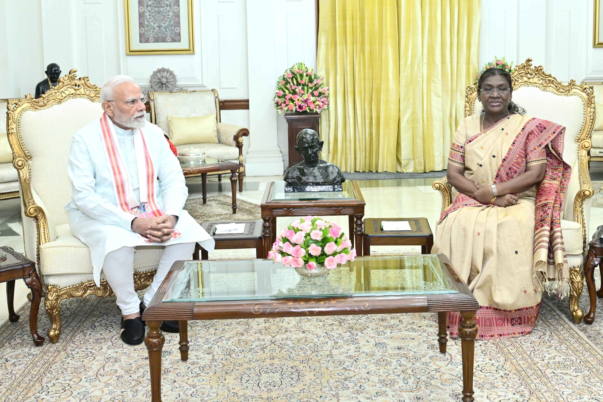 प्रधानमंत्री मोदी और गृह मंत्री अमित शाह ने राष्ट्रपति द्रौपदी मुर्मु से की मुलाकात
