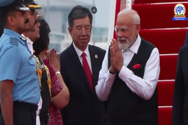 চীনে ২৫ তম সাংহাই সহযোগিতা সংগঠনের শীর্ষ সম্মেলনে যোগ দিতে প্রধানমন্ত্রী নরেন্দ্র মোদী আজ তিয়ানজিনে গিয়ে পৌঁছেছেন।