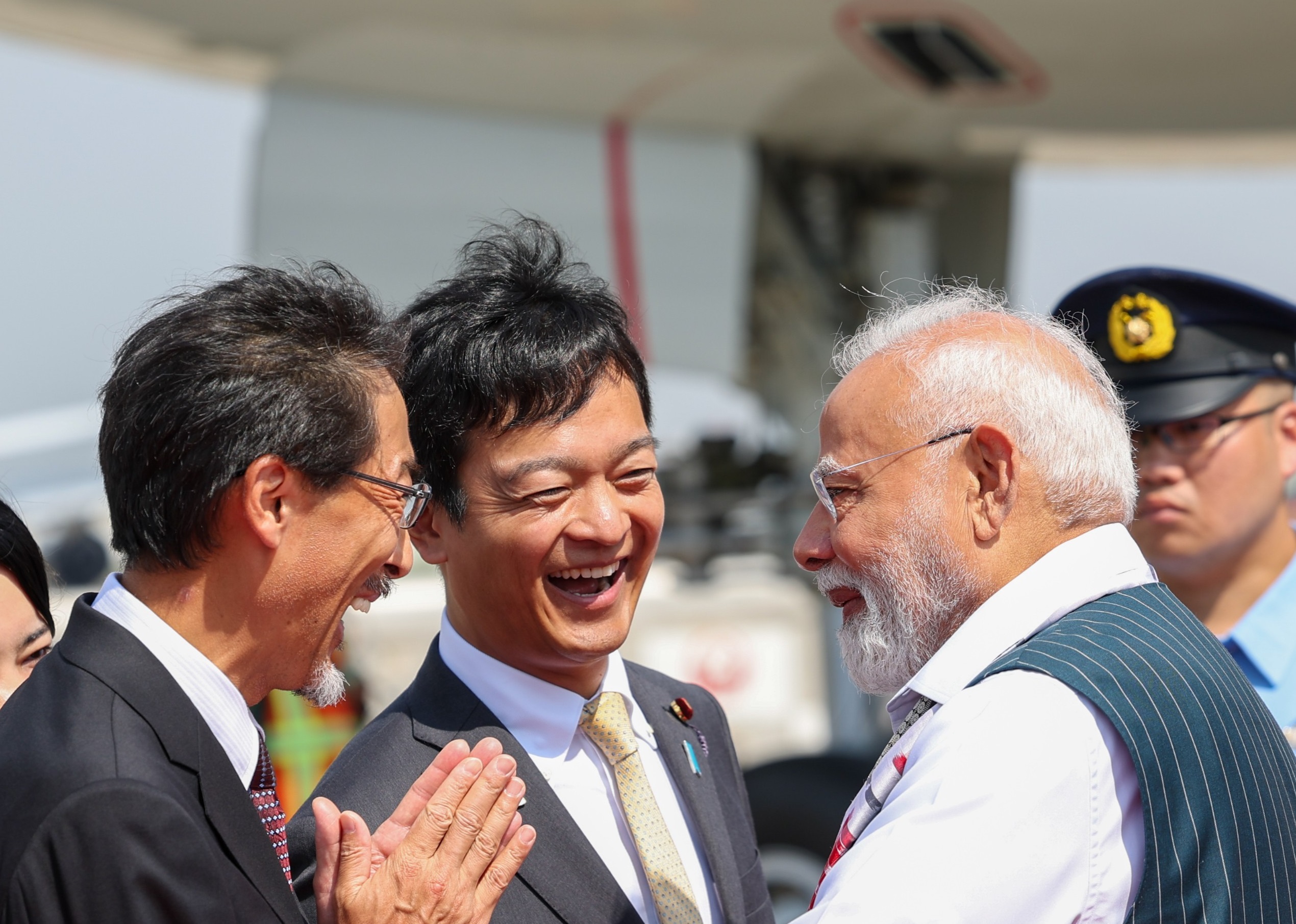 प्रधानमंत्री नरेन्‍द्र मोदी जापान की दो दिन की यात्रा पर टोक्यो पहुँचे; 15वें भारत-जापान वार्षिक शिखर सम्मेलन में शामिल होंगे